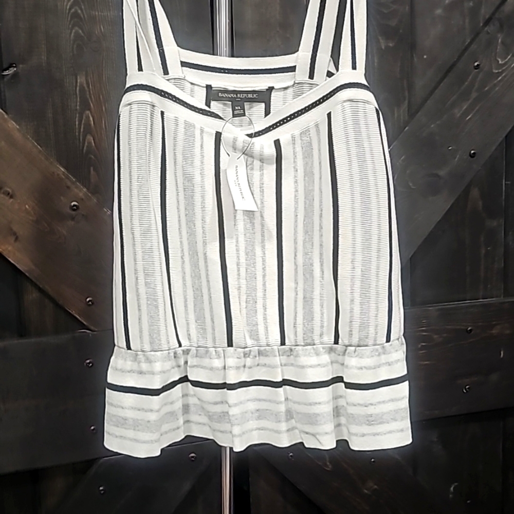 Very cute banana republic, top.It's great for summer or winter